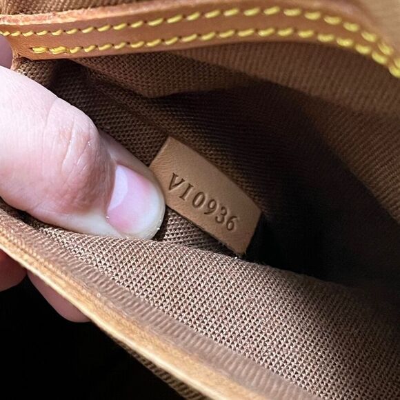 Louis Vuitton Monogram Alma Bag - Picture 4 of 16